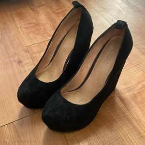 Aldo size 39/8.5 black suede wedges